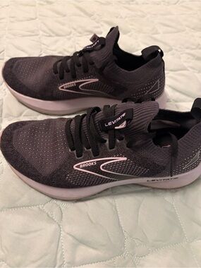 Brooks Levitate Women's Running Shoes - dark navy  with Light Pink Trim, size 6